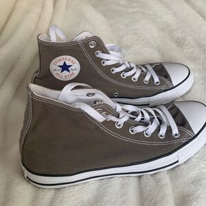 Unisex Grey Converse , men’s 9, women’s 11